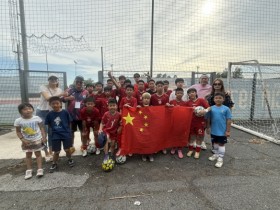 圆梦夺冠信守约定!中国足球小将把冠军奖杯留罗马餐厅
