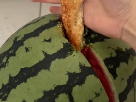 新疆女孩用放了一周的馕劈开西瓜 引发全网热议!