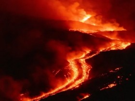 欧洲暑期极端天气频发 意大利火山爆发致航班大乱!